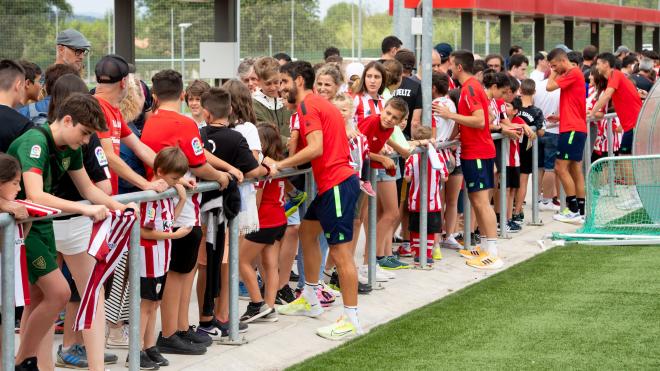 Raúl García y sus compañeros firmando autógrafos en Lezama (Foto: Athletic Club).