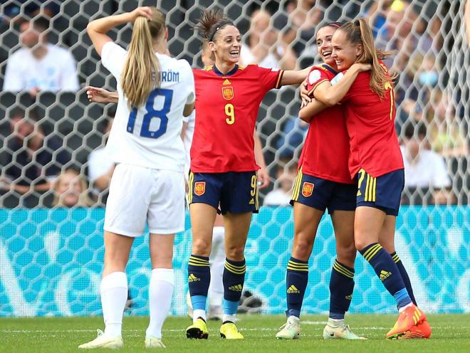 Ester González e Irene Guerrero celebran con Aitana Bonmatí el gol de España ante Finlandia (Foto: Cordon Press)