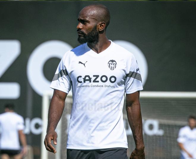 Foulquier podría entrar en el once titular del (Foto: Valencia CF)