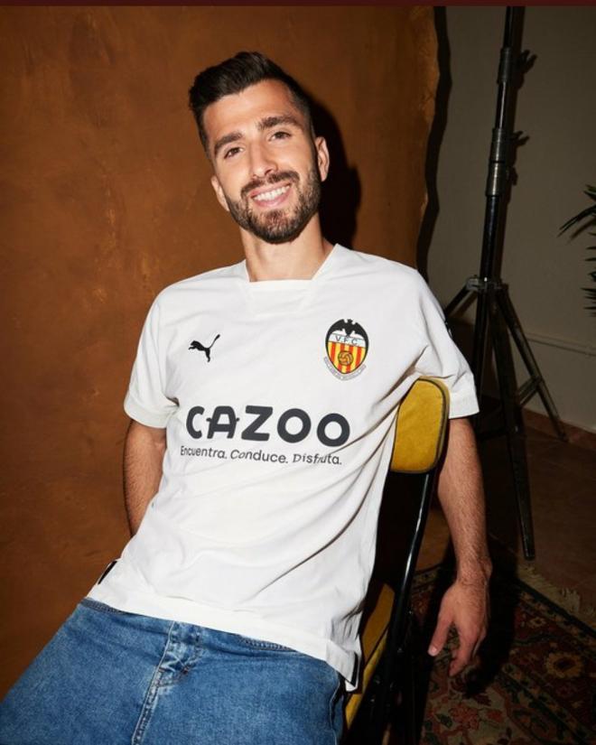 Gayà con la camiseta del Valencia CF 2022-23