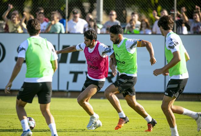Guedes pugna un balón con Cömert en un partido de entrenamiento (Foto: Valencia CF).