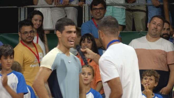 Carlos Alcaraz bromea tras un partido de tenis en Huelva.