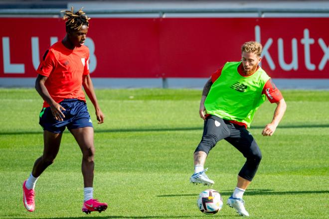 Nico Williams presiona a Iker Muniain en Lezama (Foto: Athletic Club).