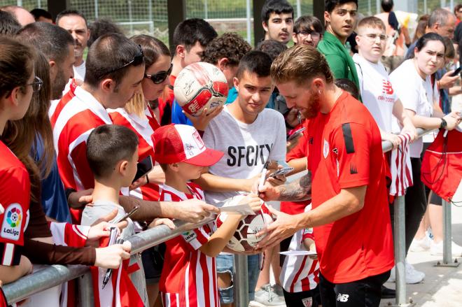 El capitán Iker Muniain firma autógrafos en Lezama a los jóvenes aficionados (Foto: Athletic Club).
