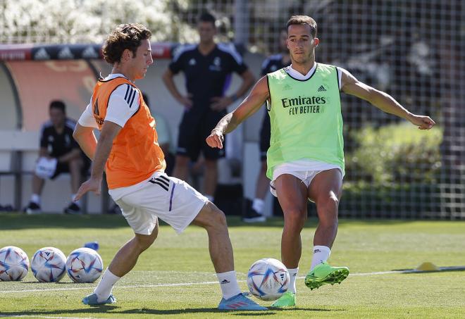 Odriozola y Lucas Vázquez en el primer día de pretemporada del Real Madrid bajo las órdenes de Ancelotti (Foto: EFE).