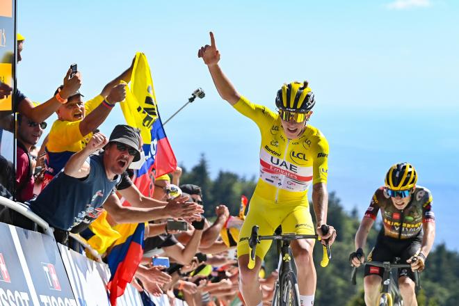 Tadej Pogacar celebra su victoria en la séptima etapa del Tour de Francia (Foto: Cordon Press).