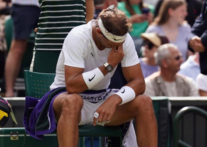 Rafa Nadal, abatido durante su partido contra Taylor Fritz en Wimbledon 2022 (Foto: Cordon Press).