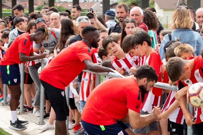 Asier Villalibre, Iñaki y Nico Williams firman autógrafos a los aficionados en una sesión a puerta abierta en Lezama (Foto: Athletic Club).