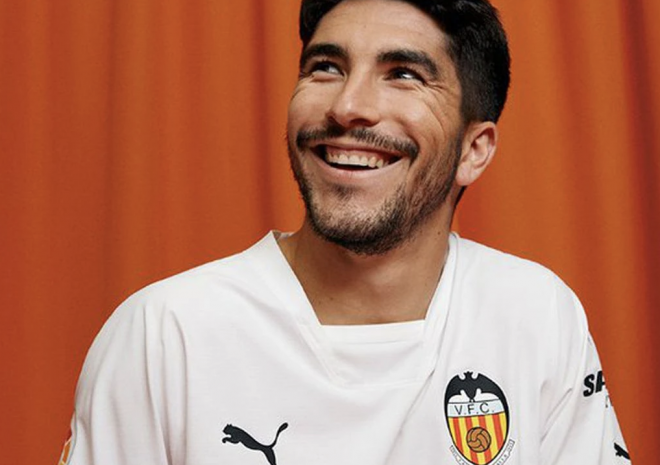 Carlos Soler aparece en el anuncio oficial de las nuevas camisetas del Valencia CF.