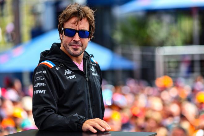 Fernando Alonso, en el paddock (Foto: Cordon Press).