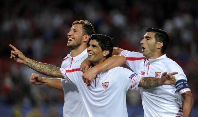 Banega y Krychowiak, celebrando un gol junto a Reyes (Foto: EFE).