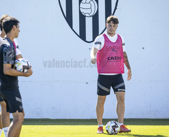 Xavi Estacio con el primer equipo (Foto: Valencia CF)