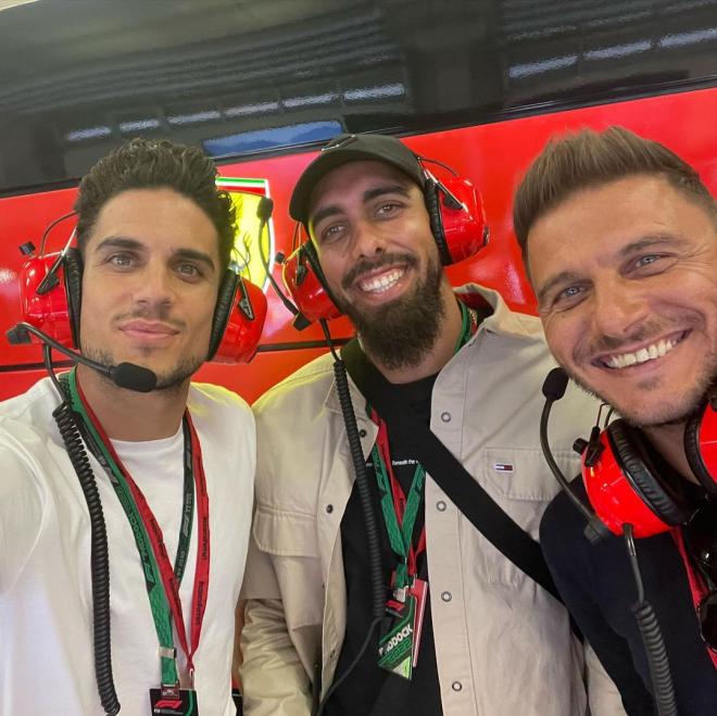 Bartra, Borja Iglesias y Joaquín en el box de Ferrari (Foto: IG Bartra).