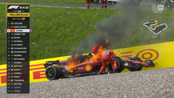 Carlos Sainz salta de su Ferrari en llamas en Austria (Foto: DAZN).