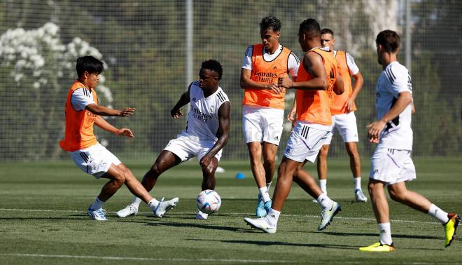 Take Kubo y Vinícius, en el entrenamiento del Real Madrid en pretemporada bajo las órdenes de Ancelotti (Foto: RMCF).