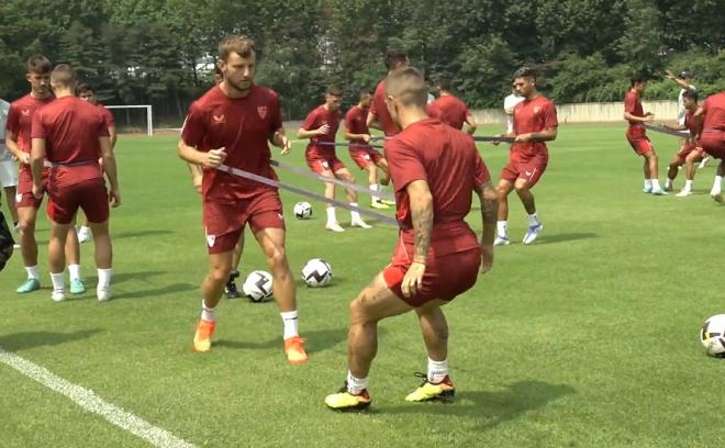 Ivan Rakitic y el Papu Gómez en el entrenamiento del Sevilla con sus compañeros.