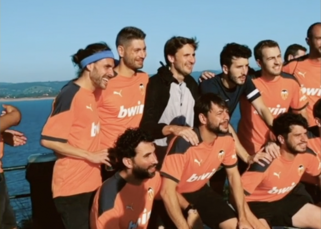 Sebastián Yatra se fotografía con aficionados valencianistas.