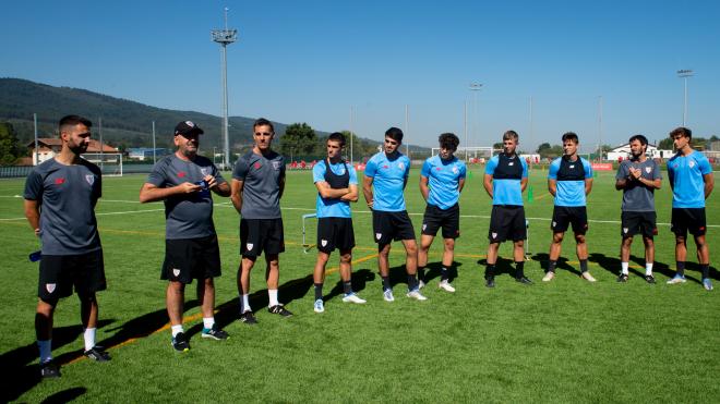 El Bilbao Athletic de Bingen Arostegi y Jon Solaun ya trabaja en el césped de Lezama (Foto: Athletic Club).