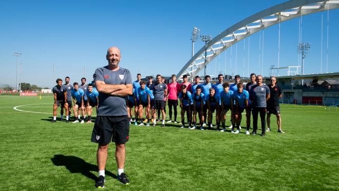 El míster del Bilbao Athletic, Bingen Arostegi, posa con sus cachorros bajo el arco en Lezama (Foto: Athletic Club).