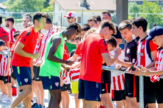 Serrano, Vesga y Nico Williams firman autógrafos en Lezama (Foto: Athletic Club).