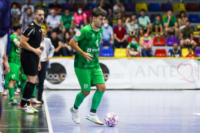 David Velasco disputa un choque con el UMA Antequera