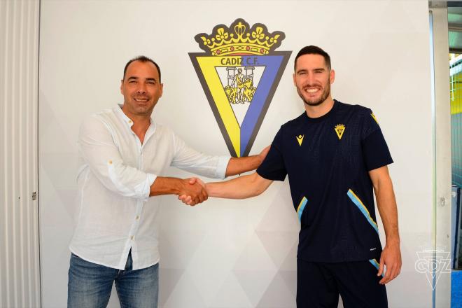 Joseba Zaldua ya es oficialmente nuevo jugador del Cádiz (Foto: Cádiz).