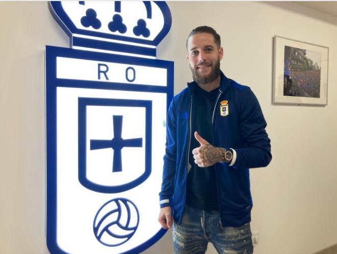 Miguel posa como nuevo jugador del Real Oviedo (Foto: RO).
