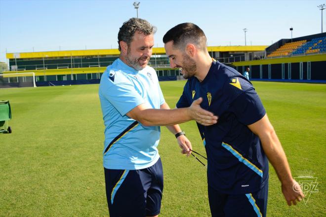 Sergio González saluda a Zaldua, nuevo jugador del Cádiz (Foto: Cádiz CF).