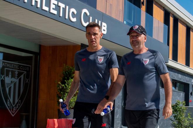 Jon Solaun y Bingen Arostegi, los técnicos del Bilbao Athletic, ya están activos en Lezama (Foto: Athletic Club).