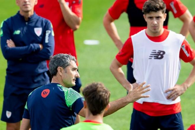 Las órdenes de Ernesto Valverde a su equipo en Lezama (Foto: Athletic Club).