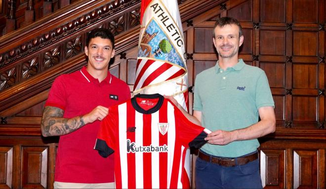 Ander Capa posa junto al presidente, Jon Uriarte, tras firmar su nuevo contrato con el Athletic Club en Ibaigane.