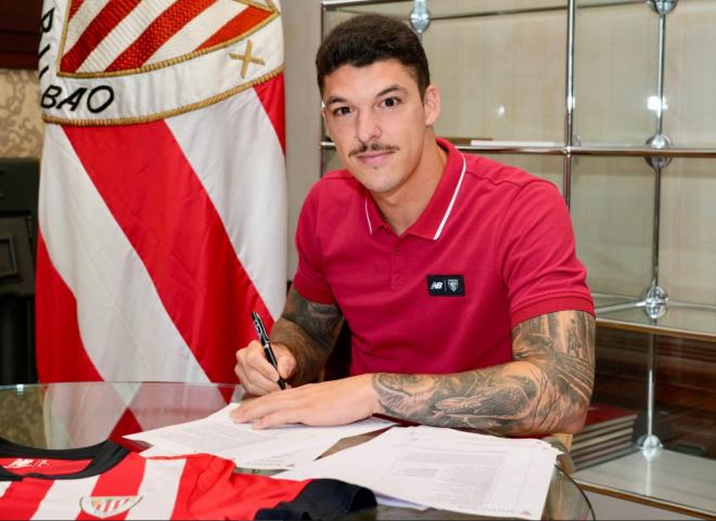 Ander Capa firma su nuevo contrato como 'León' en el palacio de Ibaigane (Foto: Athletic Club).
