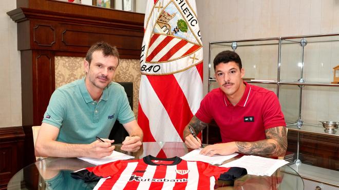 El presidente, Jon Uriarte, firmando el acuerdo con Ander Capa en Ibaigane (Foto: Athletic Club).