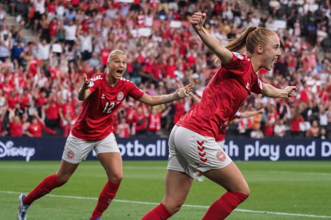 Pernille Harder celebra su gol en el Dinamarca-Finlandia (Foto: Cordon Press).
