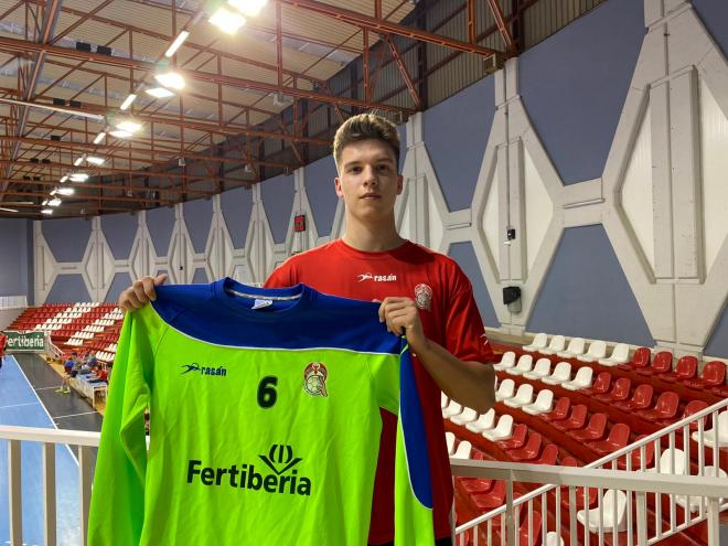 El portero internacional junior Dani Martínez seguirá una temporada más en el Fertiberia Puerto