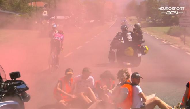 Manifestantes encadenados en la carretera en el Tour de Francia.