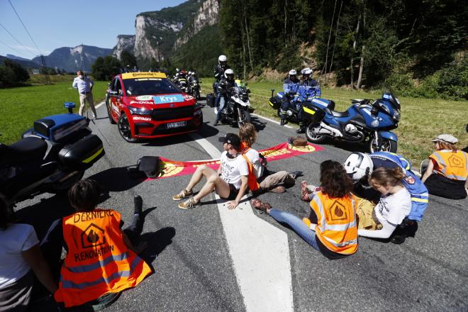 Los manifestantes que han obligado a parar la etapa en el Tour de Francia (Foto: EFE).