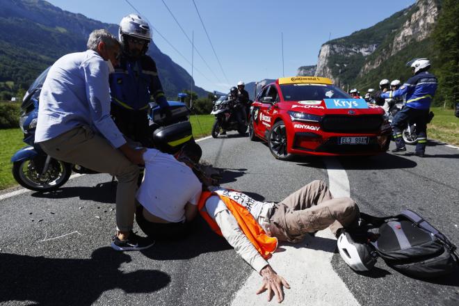 Los manifestantes que han obligado a parar la etapa en el Tour de Francia (Foto: EFE).