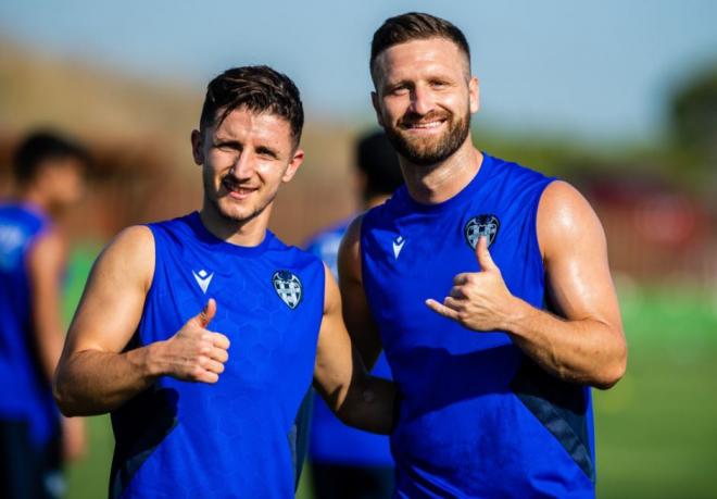 Mustafi y Bardhi durante un entrenamiento de pretemporada en el parador de El Saler. (Foto: Levante UD)