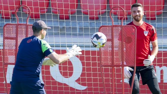 El meta Unai Simón trabaja esta semana ya con Aitor Iru en Lezama (Foto: Athletic Club).