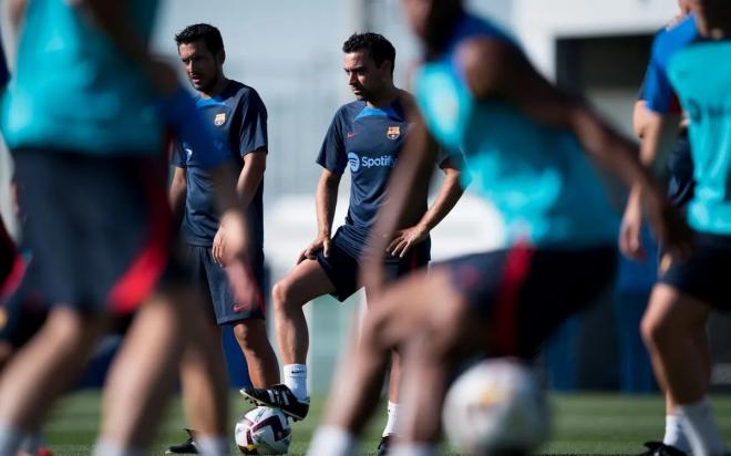 Xavi supervisa el entrenamiento del Barça (Foto: FCB).