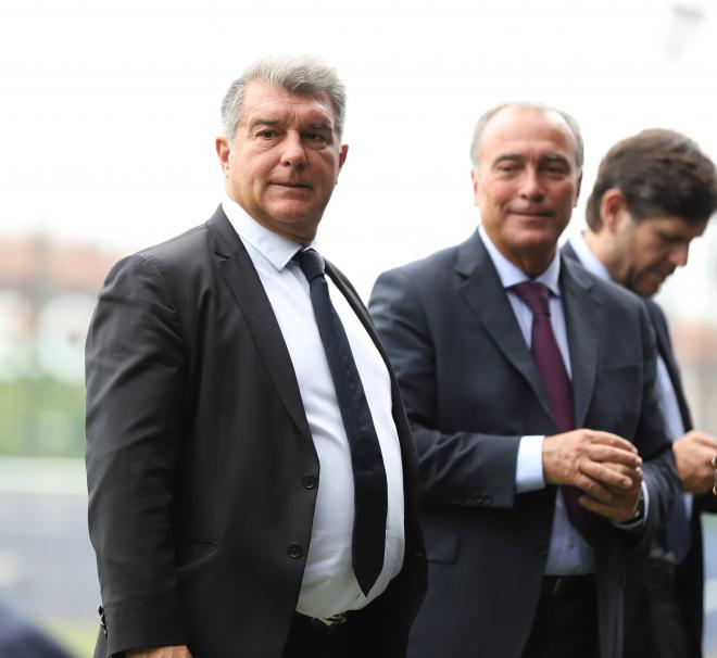 Joan Laporta y Rafa Yuste, en la presentación de Kessie (Foto: Cordon Press).