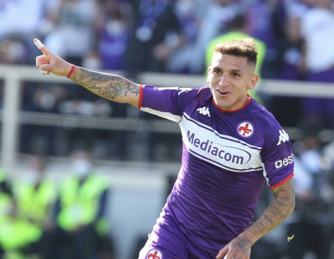 Lucas Torreira celebra un gol con la Fiorentina.