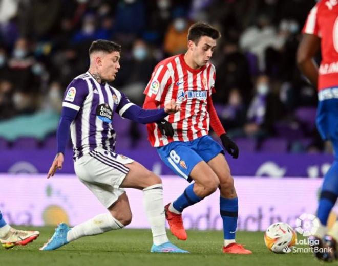 Cristo González pugnando con Pedro Díaz. Foto: LaLiga Smartbank.