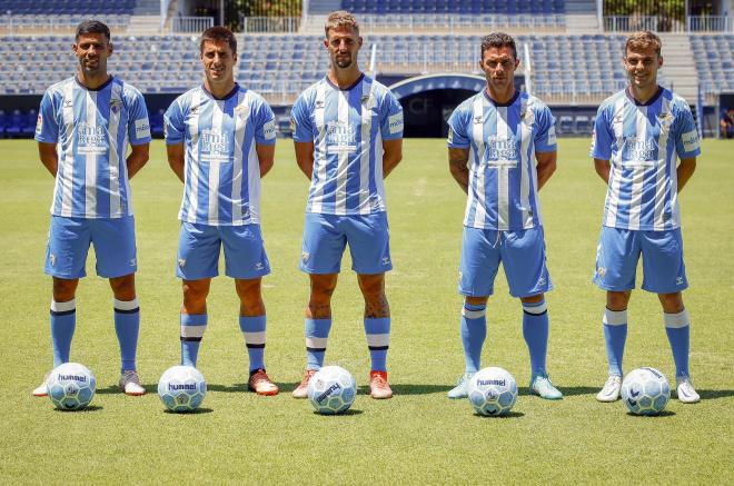 Los nuevos fichajes del Málaga, juntos en La Rosaleda. (Foto: Málaga CF)