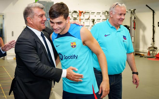 Joan Laporta saluda a Pedri en el vestuario del Barcelona (Foto: FCB).
