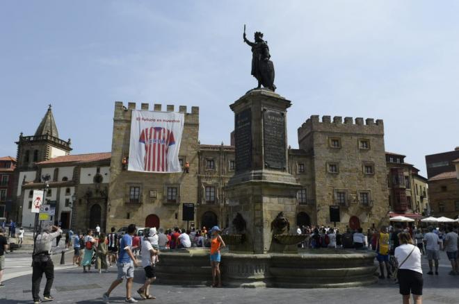 La Plaza del Marqués acoge la presentación de las camisetas del Sporting (Foto: RSG).