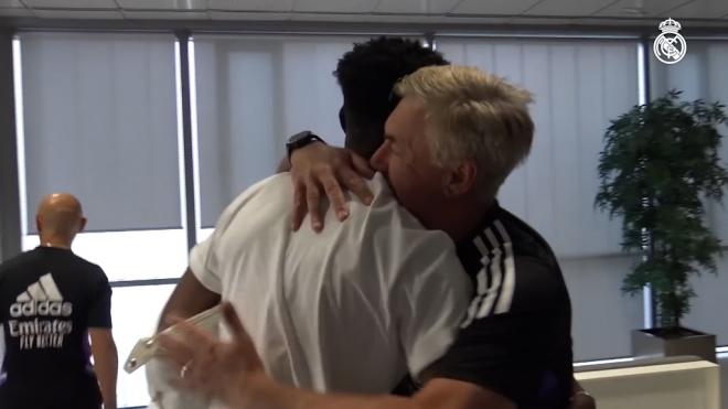 Tchouaméni y su abrazo con Ancelotti en su primer día (Foto: Real Madrid).
