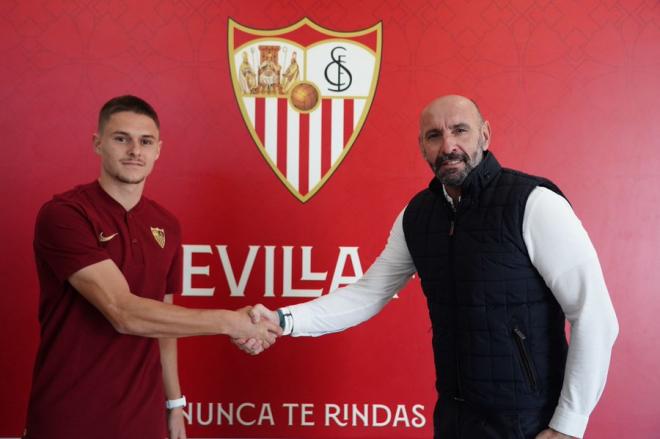 Nacho Quintana, plasmando su renovación (Foto: Sevilla FC)