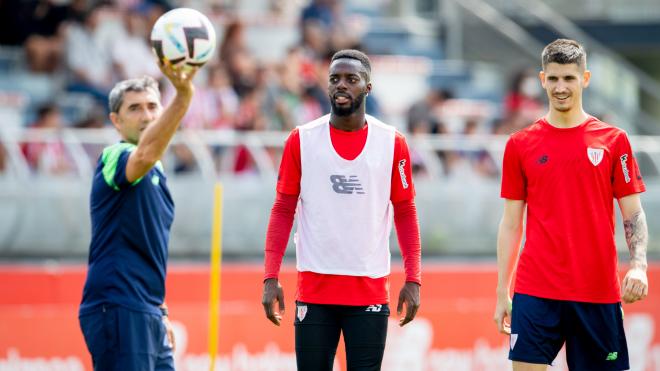 Ernesto Valverde, ante un Iñaki Williams con el pelo moreno y Oihan Sancet, en Lezama (Foto: Athletic Club).